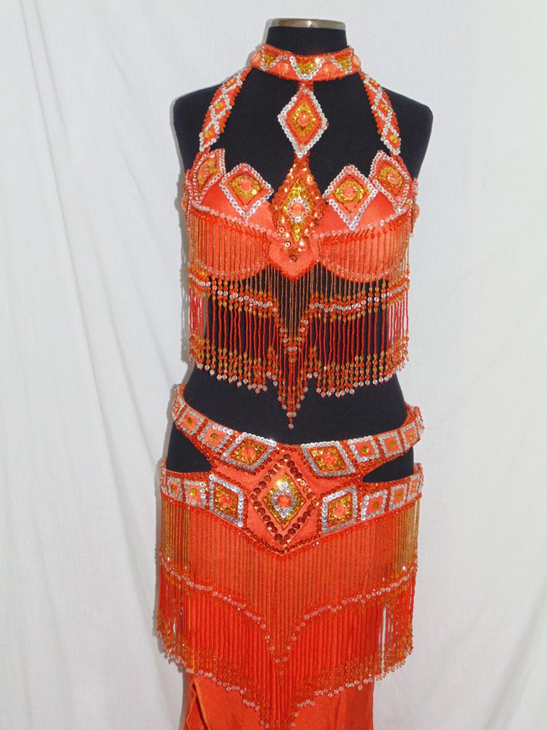 Traje para Danza Arabe Profesional Naranjo Bordado a Mano. Flecos de Mostacillas.