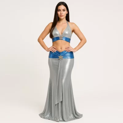 Traje plateado, falda sirena plateada con fajín animal print azul, top en lycra plateada con strass y animal print. Talla XL