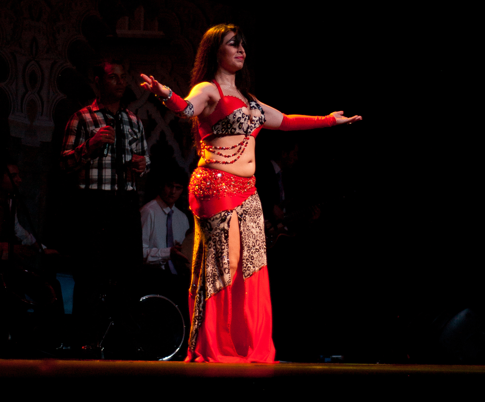 Fakkaruni Bellydancer interpretando danza arabe, con un traje diseño exclusivo Manal.