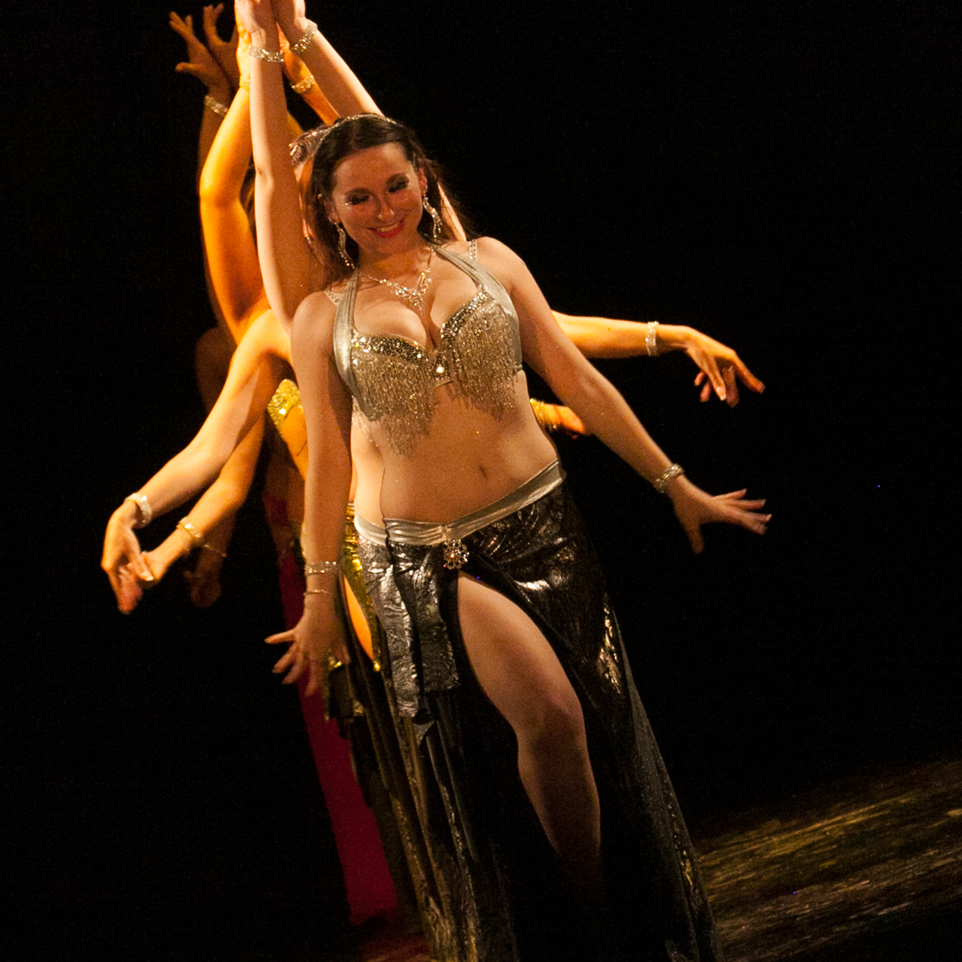 Bailarina de danza arabe en el escenario usando un traje de gala realizado por Manal