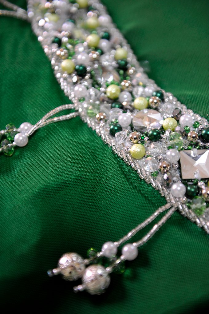 detalle de pedrería y bordado a mano Eman Zaki