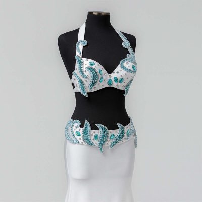 Traje Brasier y Fajín color blanco bordado con cristales color turquesa.