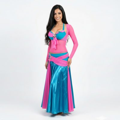 traje danza arabe falda en satin turquesa con capas de tulle fucsia en un diseño circular. Lleva un brasier en Lycra Dupont turquesa, con decoraciones en cristales y en malla tulle fucsia. Además una camiseta que tapa los brazos y el vientre en malla tulle fucsia.