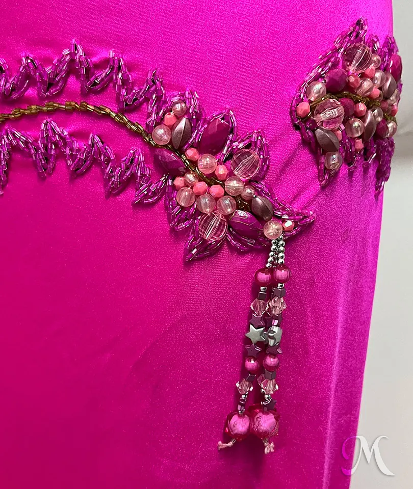 Detalle del bordado en la falda del traje fucsia profesional para danza árabe Bellydance Manal