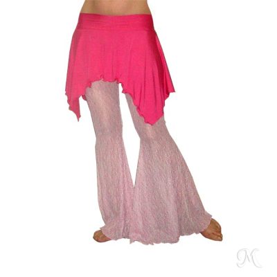 Pantalón de encaje blanco, tejido en rosado, y falda en lycra fucsia. Es un diseño acampanado para danza creado por Manal