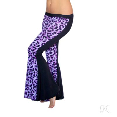 Pantalón para danza árabe acampanado Color negro y licra estampada animal print rosada.