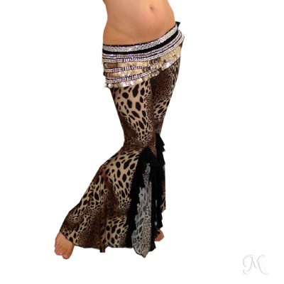 Pantalón acampanado, tela estampada de leopardo.