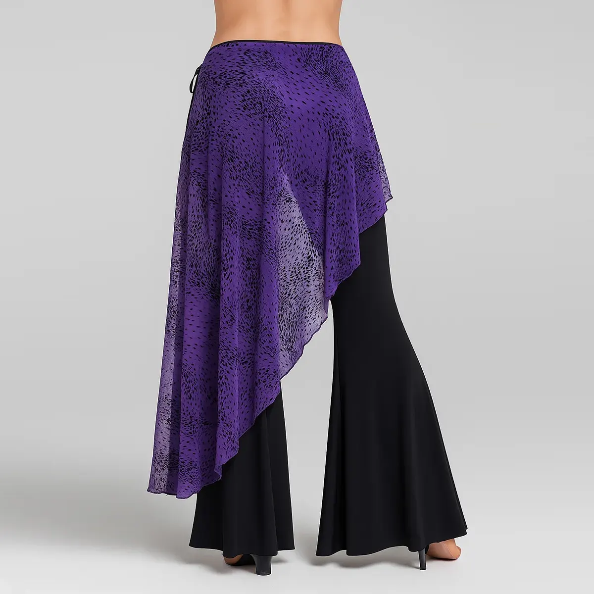 Falda de tul morado con estampado en terciopelo negro, detalle de color y parte lateral trasera de la falda