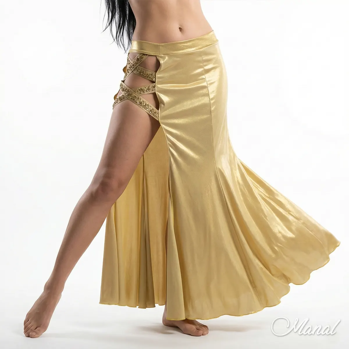 Falda sirena dorada con abertura en la pierna, con franjas cruzadas bordadas.