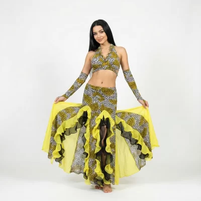 Bellydancer usando un Traje para danza árabe flamenco animal print, en colores amarillo y negro.