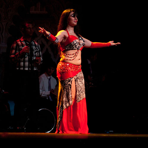 Fakkarunni bellydancer en escenario bailando con un traje de diseño exclusivo Manal
