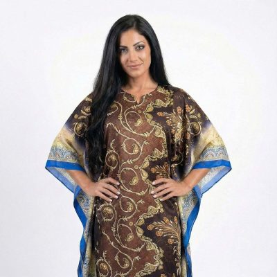 Close up de mujer vistiendo una túnica egipcia para danza khalegy halishi en color café, dorado, turquesa.