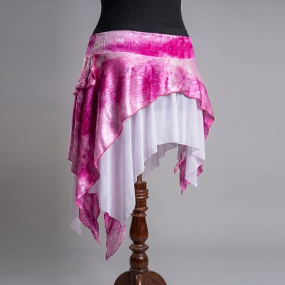 Falda en varias capas de tela malla blanca y lycra fucsia batik, sobre un maniqui de sastre. Para danza,