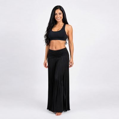 Modelo de danza usando un pantalón de Lycra con un faldón sobre este lleno de flecos en Lycra negra y un peto negro de Lycra.